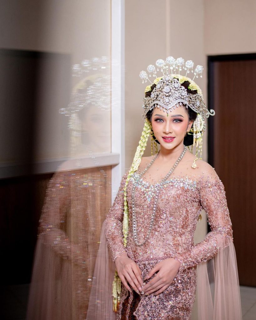Indonesian brides in a wedding dress