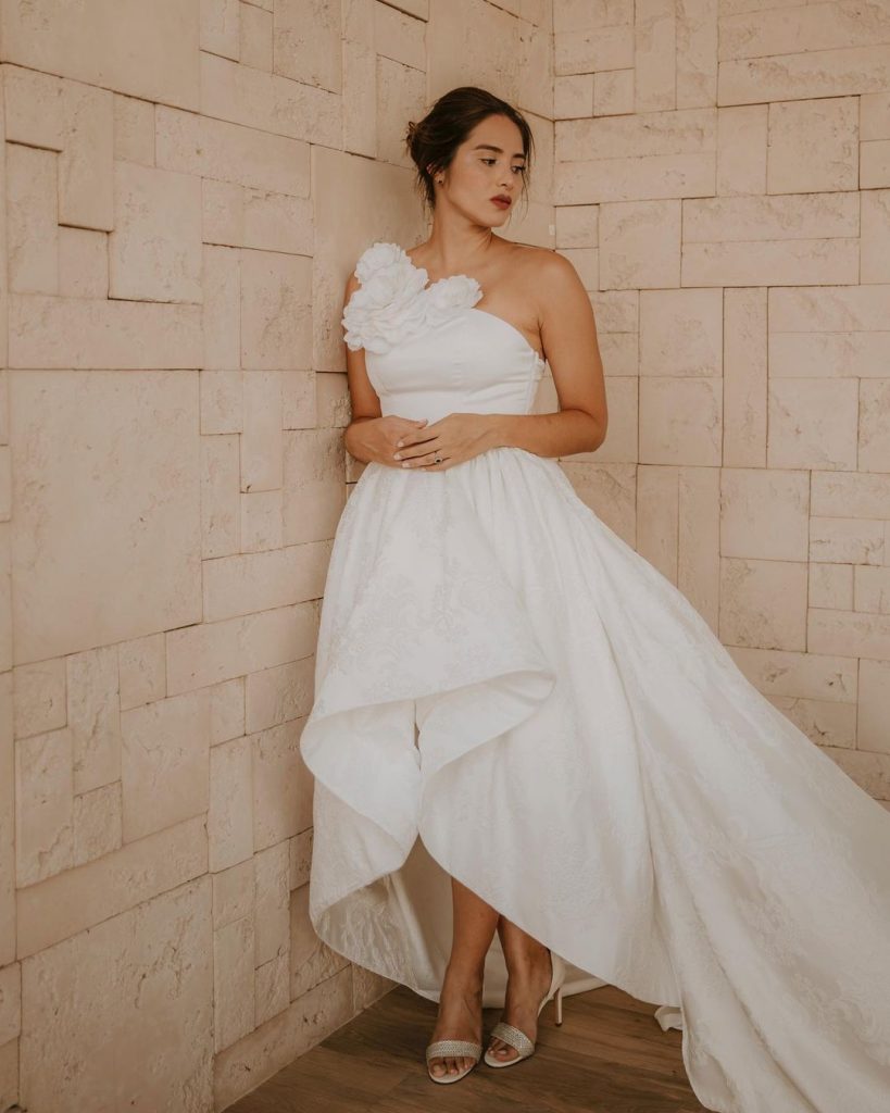 Colombian brides in a wedding dress